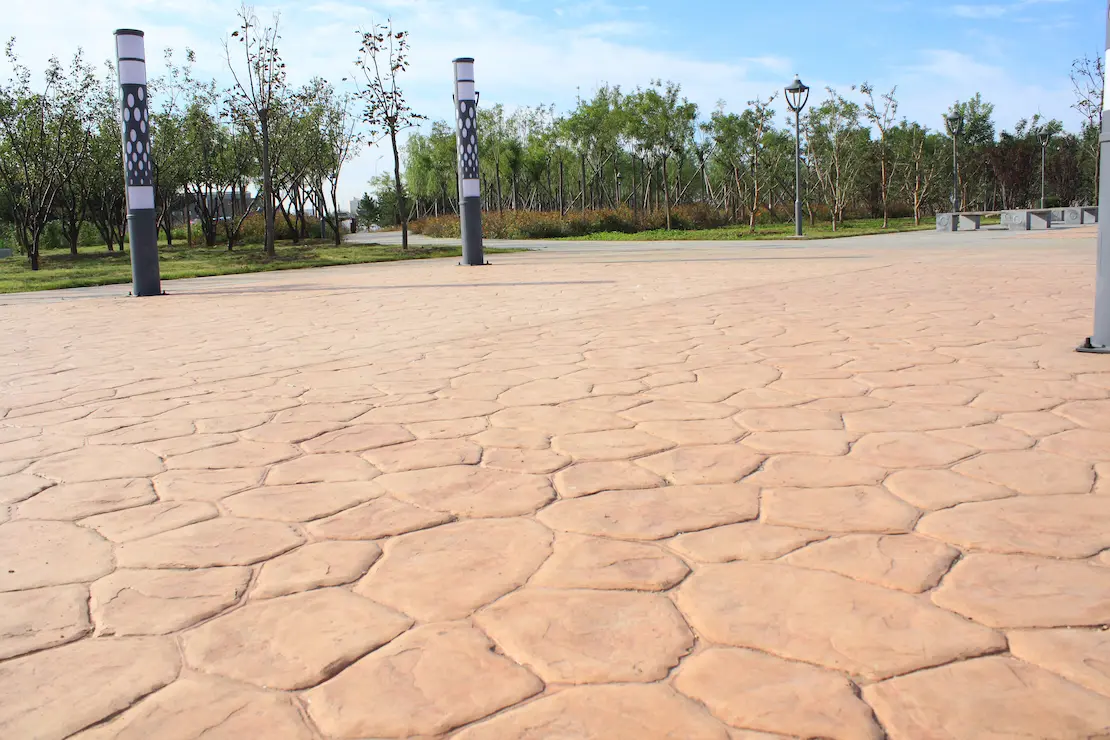 Zona de relax de una institución educativa con piso de concreto estampado en Ceuta.