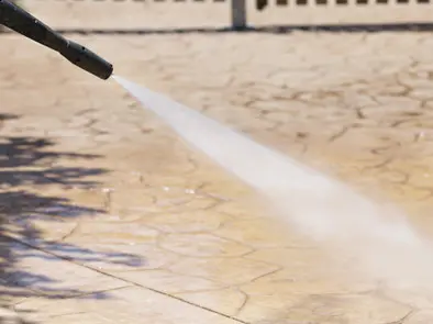 Lavando el concreto estampado con agua a alta presión en Ceuta.